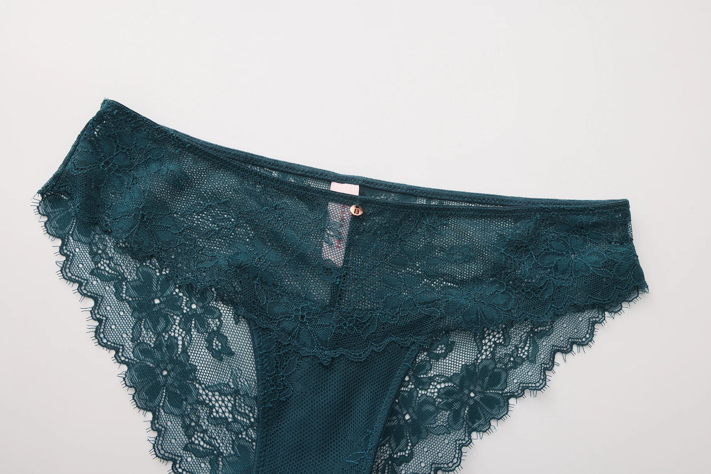 Elegant Scalloped Lace Wireless Set
